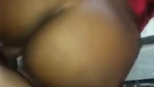 Büyük götünü sallıyor ve sonra fındımı yutuyor!