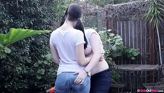 Küçük memeli lulu ve tombul tamzin banyoda lezbiyen seks yapıyor