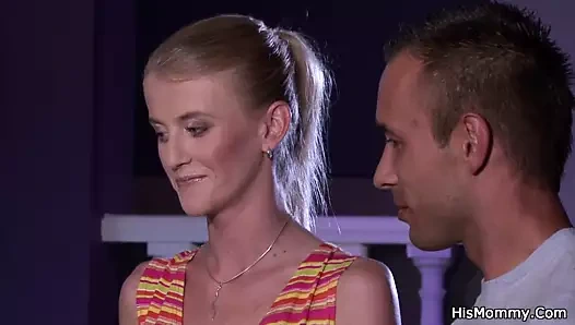 teen sarışın oynuyor ona eski kıllı kapmak