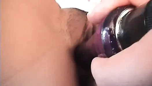 Baştan çıkarıcı esmer orta yaşlı seksi kadın kanepede sert parmaklanıyor