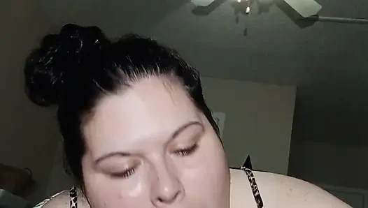 Белая девушка с большой шикарной шпигует большим черным членом в горло