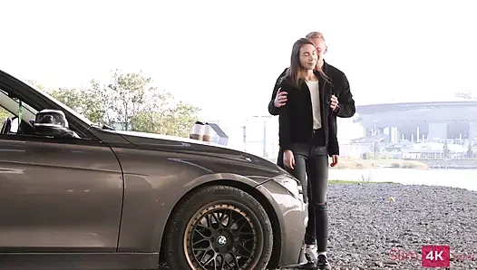 Kırılgan güzellik sabah gezintisi sonrası erkek arkadaşıyla sevişiyor