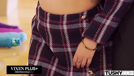 Tushy göt deliği domine edilmeyi çok istiyor