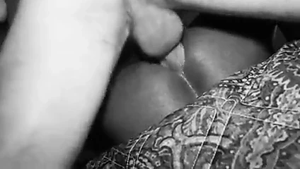 Asılı beyaz sporcu siyah sporcuyu doğurur