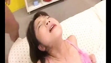 Cen-019b - bukkake genç kızın yüzüne boşalıyor