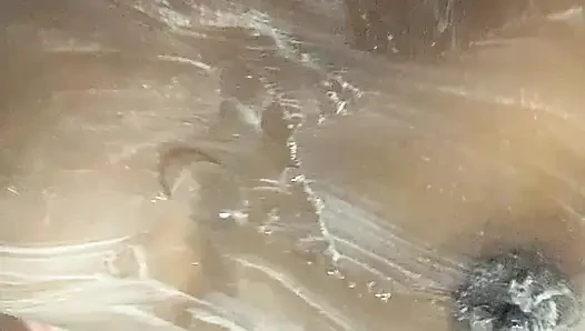 Ateşli zenci genç kız göğüslerine dokunmanın tadını çıkarıyor