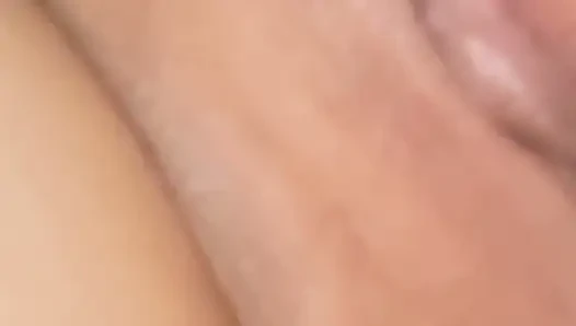Üvey annenin yasak yarağı titreyen götüne dokunuyor