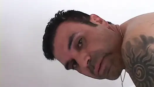 Seksi sarışın sürtük dilini Kübalı adamların götüne soktuktan sonra sakso çekiyor