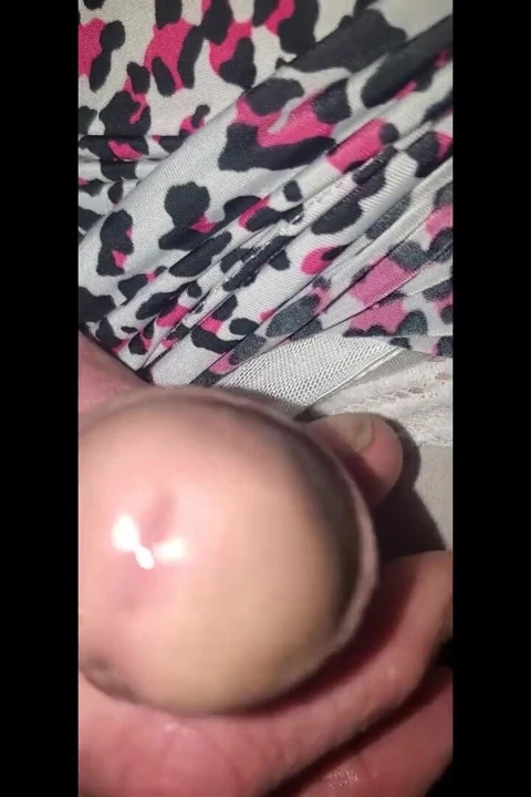 Cd Michelle 4 dakika 35 sn göt tıkacıyla sikişiyor... Beyaz iç çamaşırlı kadın seksi bir elbise giyip odada dolaşıyor
