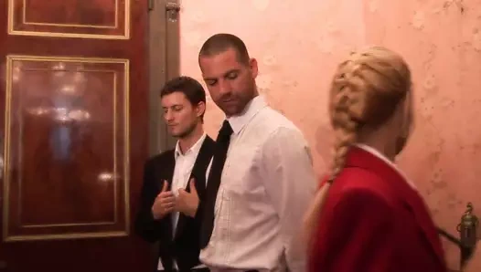 Mükemmel bir sarışın için duble sandviç