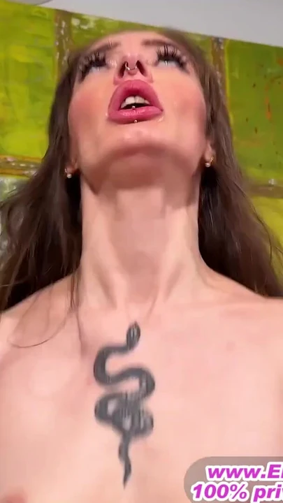 Эпический момент из "Немецкая худенькая тинка со страстью трахается дома в любительском видео"