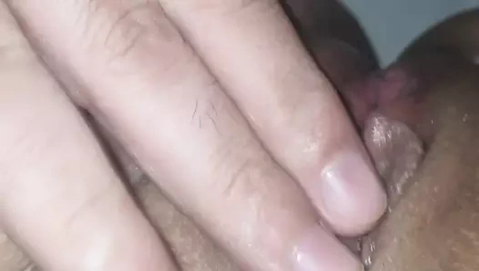 Üvey oğlunun eli üvey annesinin amına giriyor ve orgazm oluyor