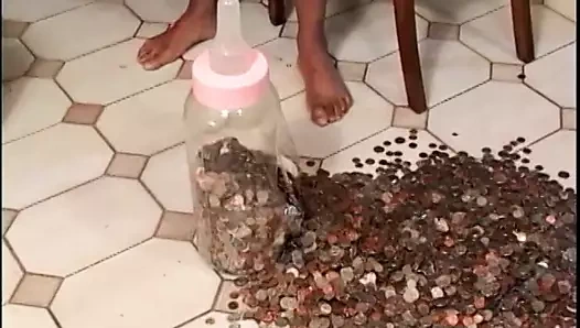 Azgın sarışın kadın yarak ve şişeler için amını açıyor sapıkça sokma oyunlarında