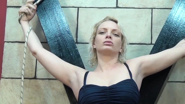 Gözleri bağlı sarışın cezalandırılıyor