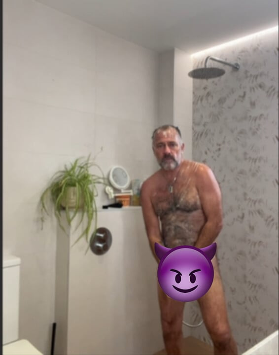 Baba duş zamanı. Oğullarım için taşaklarımı boşaltacağım. Boşalma ve harika bir mastürbasyon.