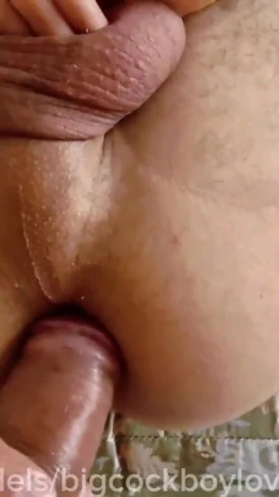 Yarak götüne sıkıştı ve twink'in tüm götünü dölle doldurdu, büyük yaraklar | Klip 1