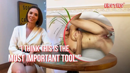 Ersties - güzel Eve cam dildoyu tutmadan önce küvette kendini parmaklıyor