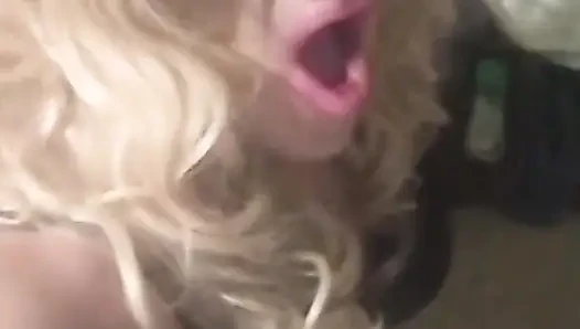İç çamaşırlı ve yüksek topuklu güzel, ateşli, seksi travesti Krissy Sweets