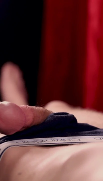 16 - Acheekytwink ve büyük yarağı iç çamaşırının içinden sızdırıyor, işkence ediliyor, azdırıldı ve sonunda boşalmaya izin veriyor