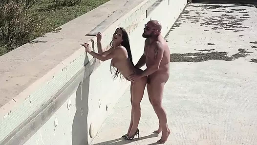 Büyük memeli ve esmer Alman fahişelerle üçlü seks