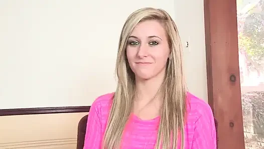 Genç sarışın ders çalışmak yerine öğretmen tarafından sikilmeyi tercih ediyor