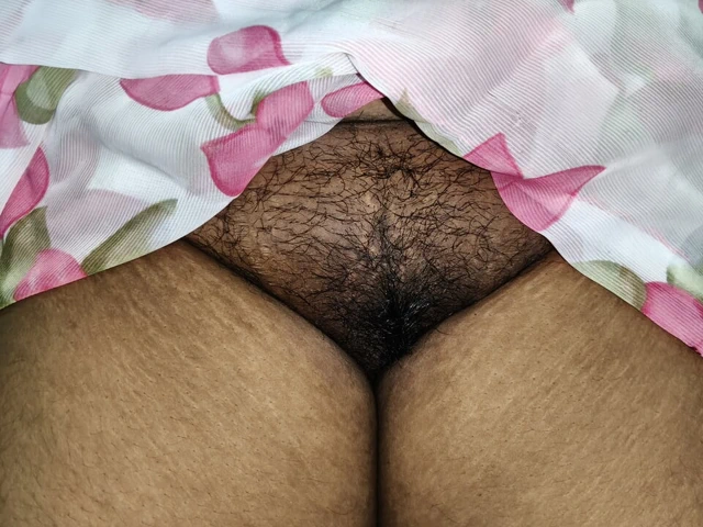 Desi 18 + üvey kız kardeş anlaşmadan sonra porno videosu izlerken yakalandı, aileme söylemezsem beni sikiyor