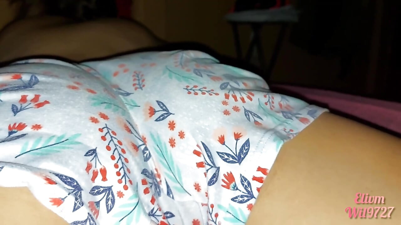 Üvey kız kardeşimle çarşaflar arasında oynuyorum