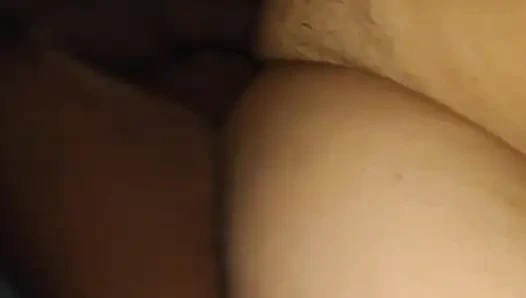Küçük üvey kız kardeşime yarağımı emdirdim ve sonra onu siktim.