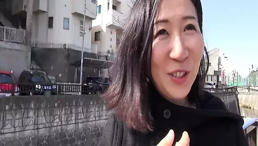 Elli ve altmış hala aktif! Hamilelik konusunda endişelenmeyen bir teyze zevkin tadını çıkarabiliyor