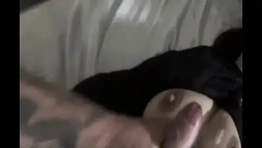 Aldatan evli kadın komşunun mükemmel amcığını ve büyük doğal göğüslerini ortaya çıkarmak için taytını yırtmasına izin veriyor!