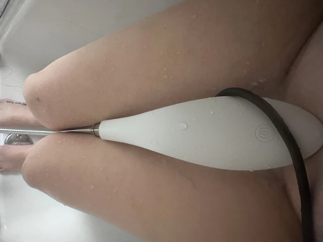 Amcığımı şişiriyorum