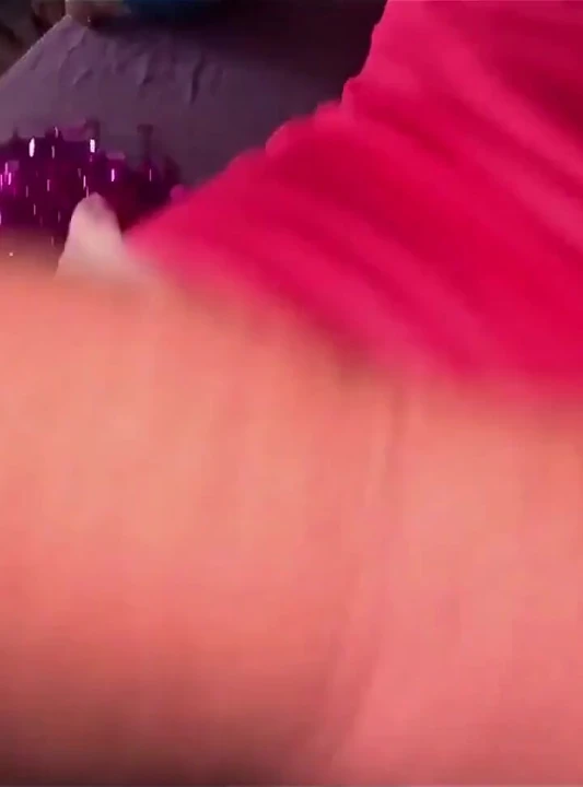 Orta yaşlı seksi ponpon kız azdırıyor. Pembe üniforma, lolipop oyunu ve dağınık yatak odası fantezisi