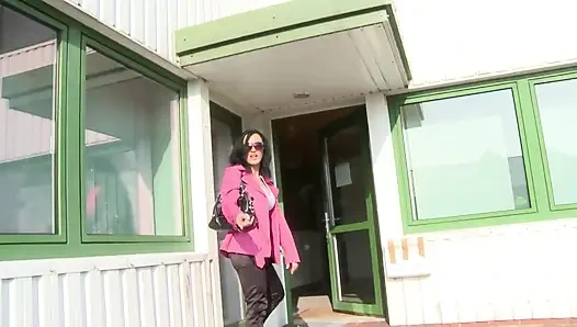 Bir sürtüğü eve götürdü ve ikimiz de onu siktik