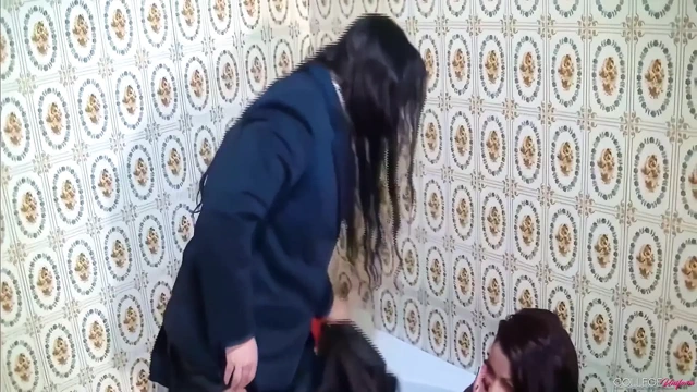 Ice Bucket başrolde Bryoni-Kate, Carla Brown