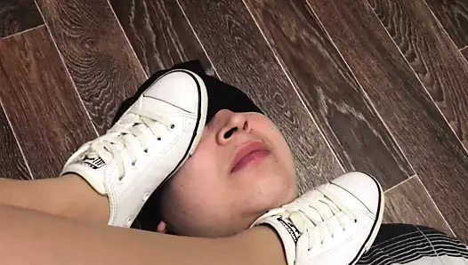 Köle metresinin tabanlarını ve ayakkabılarını yalıyor