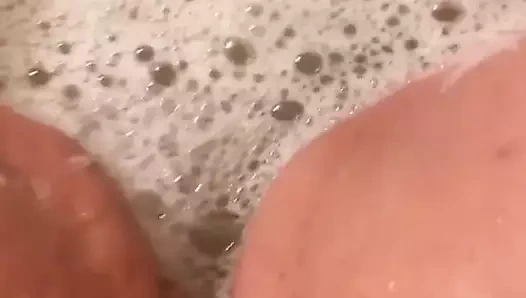 Küvette benim kedi ile oynama