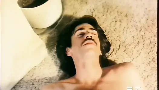 Ateşli klasik esmer büyük sert yarak emiyor