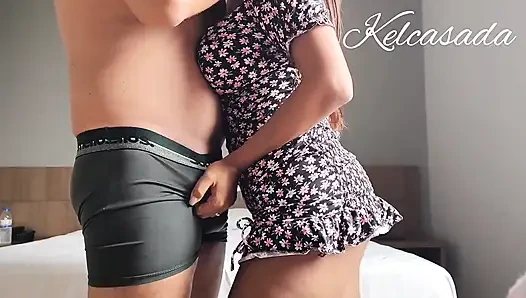 Arkadaşımın karısını evde yakaladım ve her şeyi filme aldım