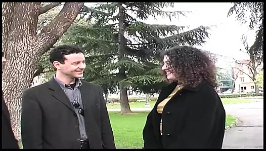 Büyük memelere dokunuyor