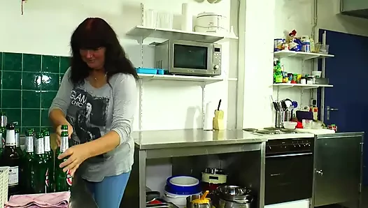 Dövmeli nine sikiliyor ve göğüslerine boşalıyor