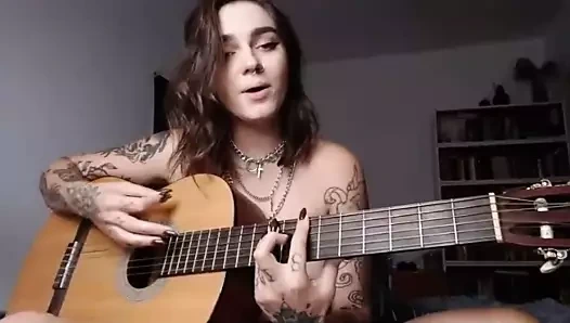 Busty emo kız gitarda kötü oyun oynuyor