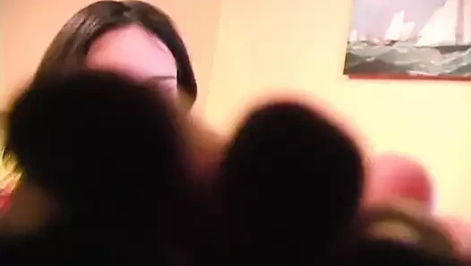 Kiraz çömlekçinin ayak tırnağı emiyor