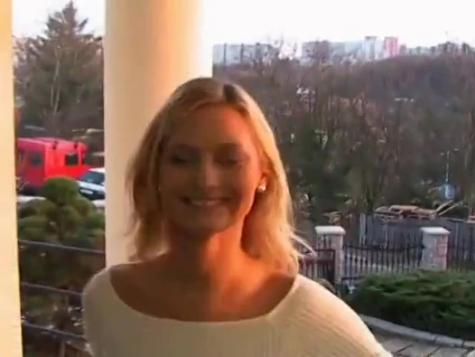 Büyük yaraklı kameraman muhteşem sarışın döl sürtüğü emdiriyor