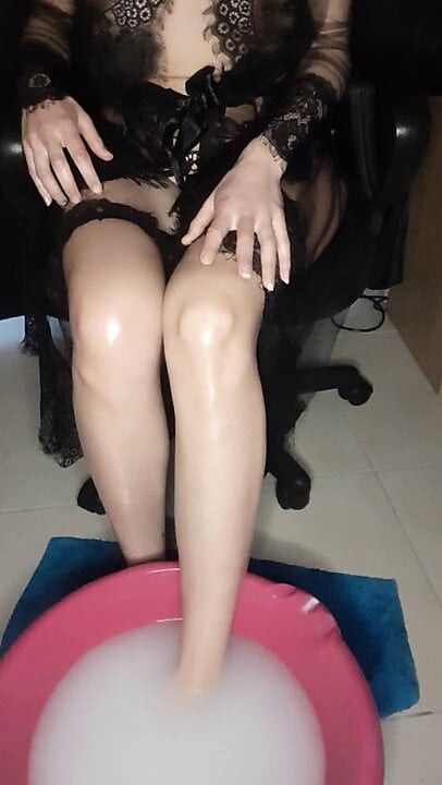 Seksi bir ayak banyosu - ayak fetişisti