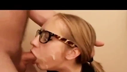 Gözlüklü sevimli sarışın yeterince boşalmak alamıyor