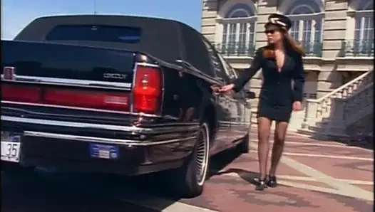 Aşık edepsiz bir sarışınla ateşli seksi üçlü seks