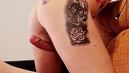 Ateşli cosplay domaltmalı büyük oyuncakla oynuyor