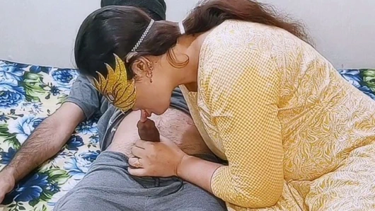 Üvey anne üzgün üvey oğlunu amcığıyla teselli ediyor