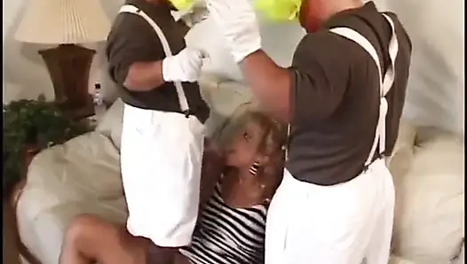Sarışın kız cüceler tarafından sert sikiliyor