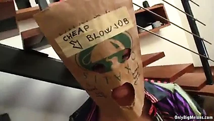 Büyük memeli çanta başı sima yarak emiyor